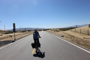 一人独行于空旷公路