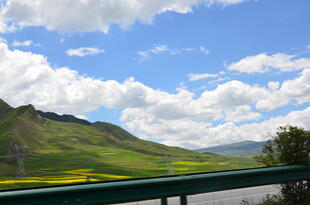 山间美景 蓝天白云下的风光