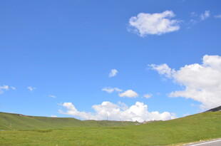 蓝天绿地间的开阔美景