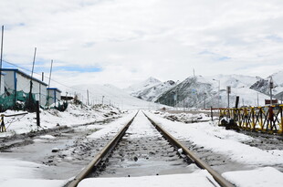 雪覆铁轨的冬日铁路景象