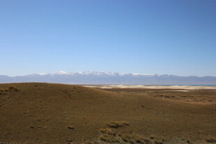 广袤荒原与远处雪山景观