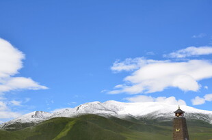 山间美景 瞭望塔与蓝天白云