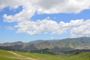 草原山峦间的蓝天白云