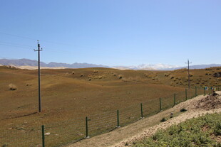 旷野中的围栏与电线杆