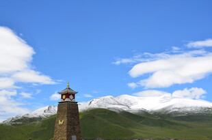 高山上的古朴塔楼