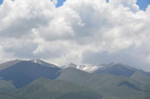 蓝天白云下的巍峨山脉