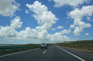 公路驰骋 蓝天白云相伴