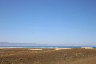 广阔荒原与蓝天的风景