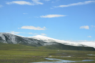草原雪山美景