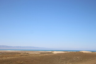 广阔荒原上的晴朗蓝天