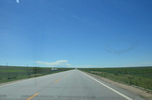 宽阔公路伸向远方