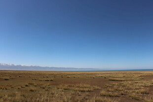 广袤荒原上的晴朗蓝天