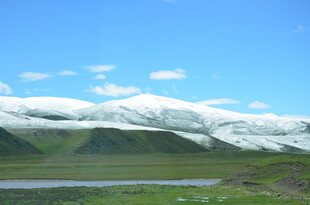 雪山下的草原风光