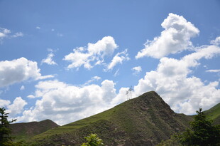 蓝天白云下的青山美景