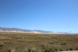 广袤草原与远山蓝天