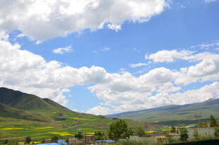 山间美景 蓝天白云下的村落