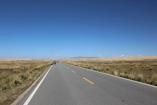 旷野中的延伸公路