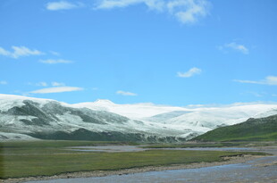 雪山下的开阔草原美景