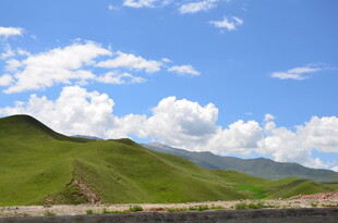 青山蓝天间的美丽风光