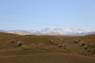 沙漠远眺雪山壮丽景观