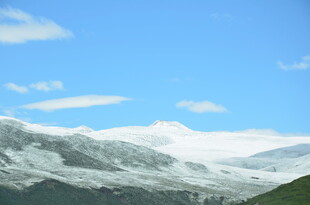 雪山蓝天美景