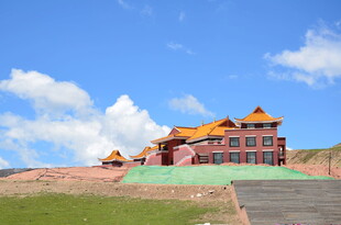 草原上的特色建筑