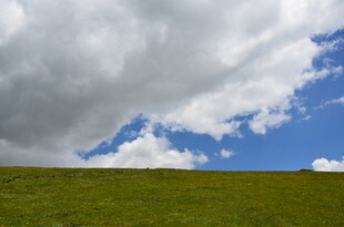 草原上的蓝天白云美景