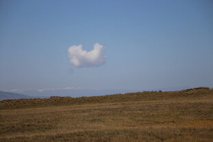 草原上空的独特云朵