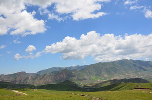 蓝天白云下的壮美山峦