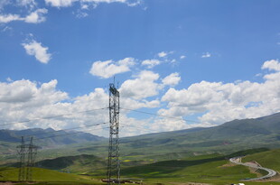 山间通信塔与秀丽风光