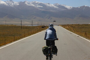 骑行者在旷野公路上前行