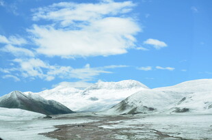 雪山蓝天壮丽自然景观