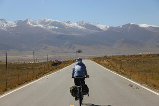 公路骑行者 远山相伴