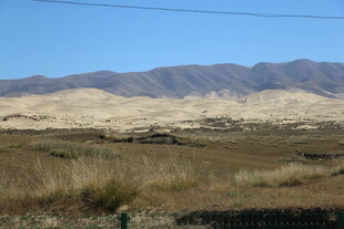 广袤原野与远处山峦