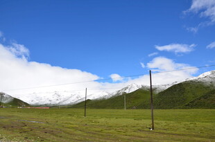 草原蓝天远山风景如画