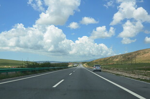 宽阔公路伸向蓝天白云