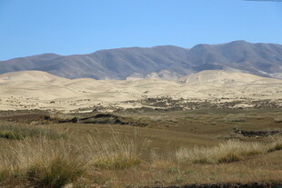 广袤荒原与远处山峦