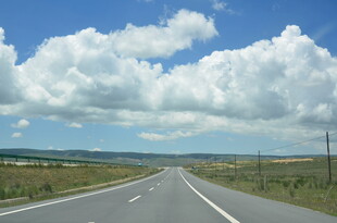 宽阔公路伸向远方