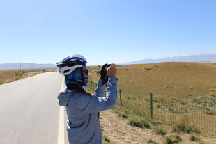 骑行者路边驻足拍照赏景