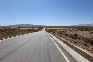 空旷公路延伸向远方