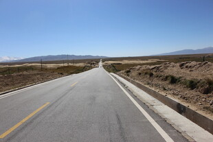 空旷公路伸向远方