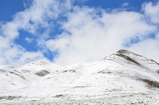 雪山蓝天壮丽自然景观
