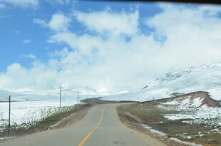 公路伸向雪山美景