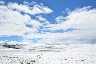 雪后旷野蓝天美景