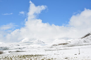 雪山蓝天美景