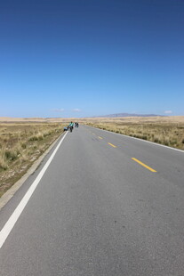 空旷公路伸向远方