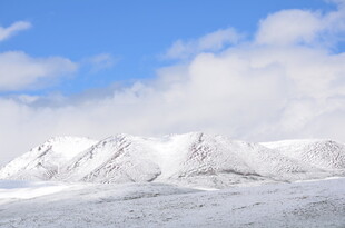 雪山蓝天壮丽自然景观
