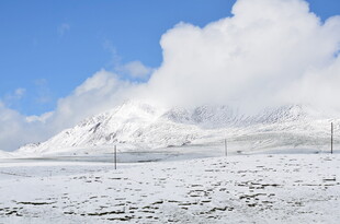 雪山云海壮丽风光
