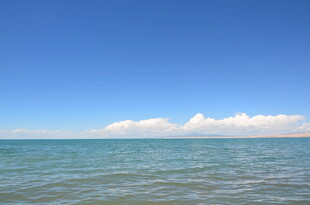 蔚蓝大海与天际白云