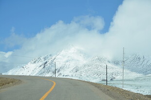 雪山下的蜿蜒公路